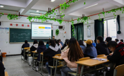 动静新闻｜露点直播
党委书记褚光荣赴露点直播
听思政课并调研指导工作